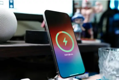 仁兴镇苹果15换屏服务分享用什么充电器给iPhone15充电更好 